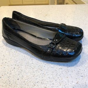 Black flat dress shoes